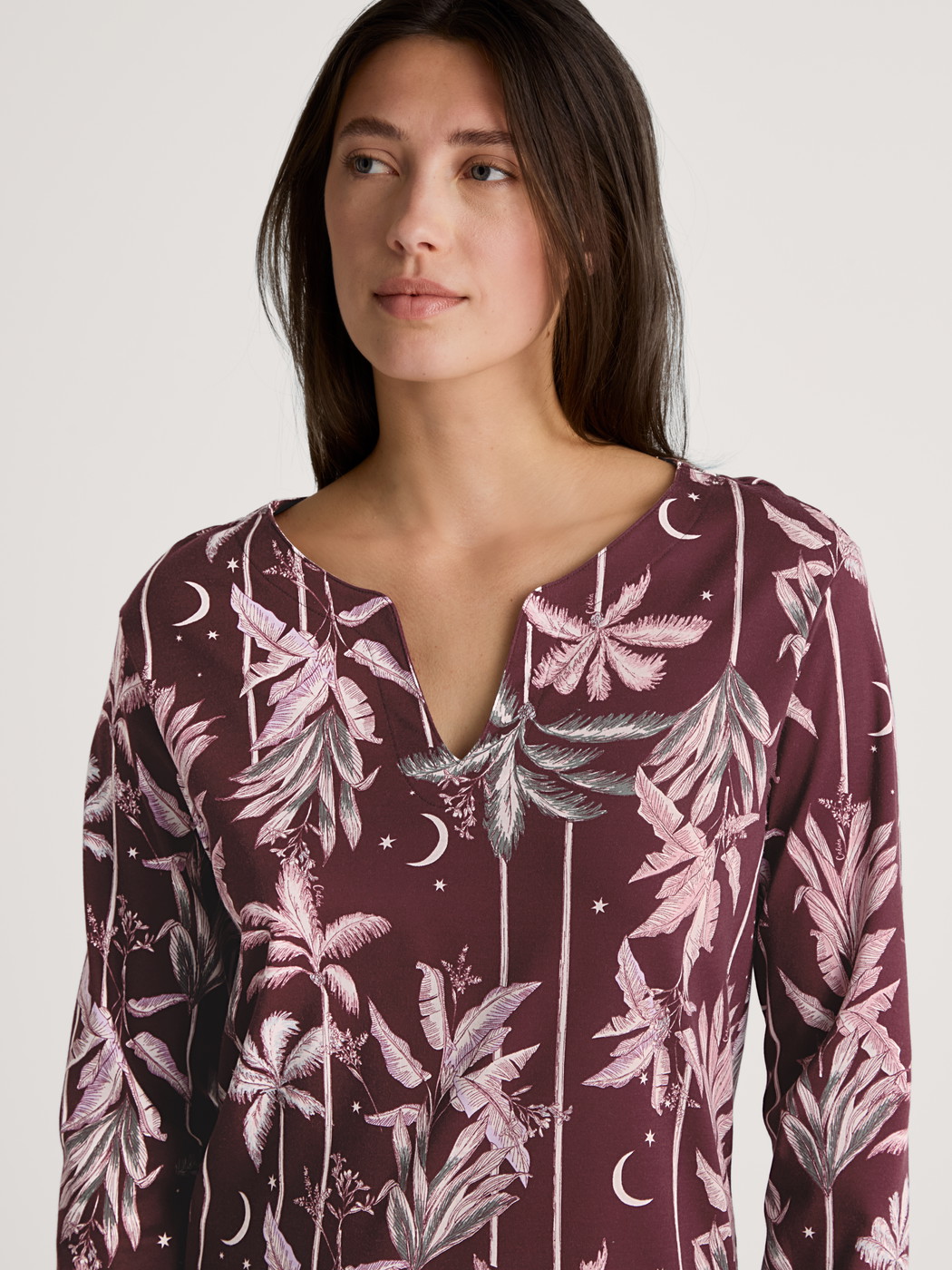 Damen-Model trägt Langarm-Nachthemd, Länge 95 cm aus 100% Baumwolle in Rot, Floral aus Serie Favourites Ground von CALIDA, Detail