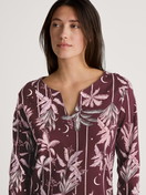 Damen-Model trägt Langarm-Nachthemd, Länge 95 cm aus 100% Baumwolle in Rot, Floral aus Serie Favourites Ground von CALIDA, Detail