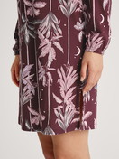 Damen-Model trägt Langarm-Nachthemd, Länge 95 cm aus 100% Baumwolle in Rot, Floral aus Serie Favourites Ground von CALIDA, Detail