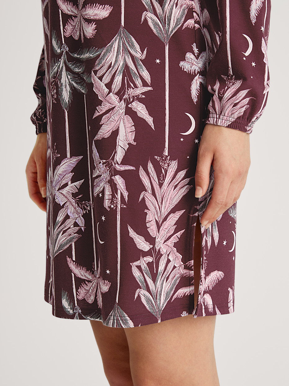 Damen-Model trägt Langarm-Nachthemd, Länge 95 cm aus 100% Baumwolle in Rot, Floral aus Serie Favourites Ground von CALIDA, Detail
