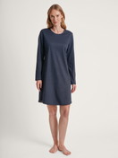 Damen-Model trägt Bigshirt, Länge 95 cm aus 100% Baumwolle in Blau, Motiv aus Serie Midnight Dreams von CALIDA, Vorderansicht