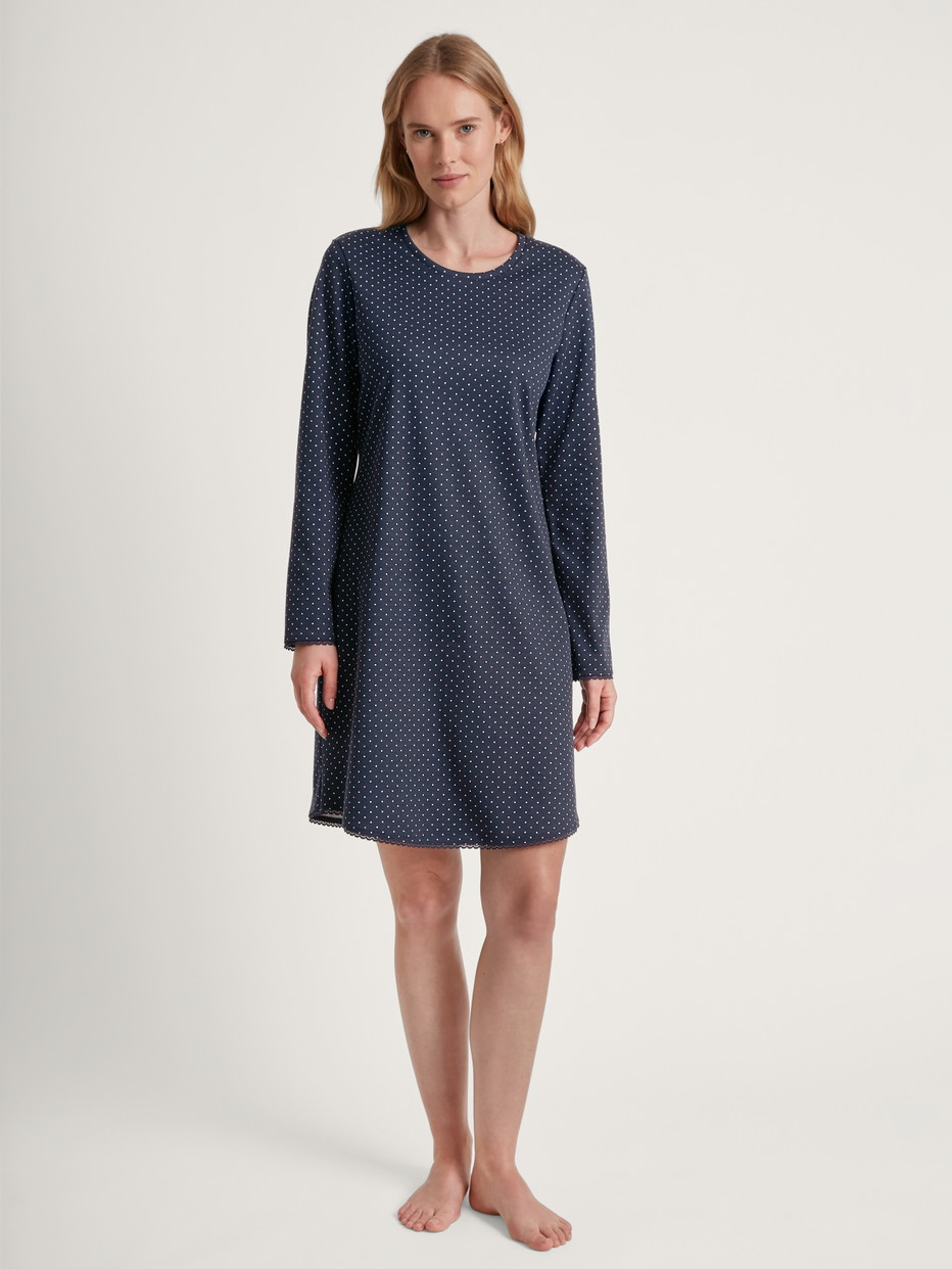 Damen-Model trägt Bigshirt, Länge 95 cm aus 100% Baumwolle in Blau, Motiv aus Serie Midnight Dreams von CALIDA, Vorderansicht