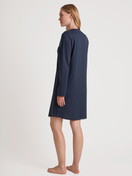 Damen-Model trägt Bigshirt, Länge 95 cm aus 100% Baumwolle in Blau, Motiv aus Serie Midnight Dreams von CALIDA, Rückansicht
