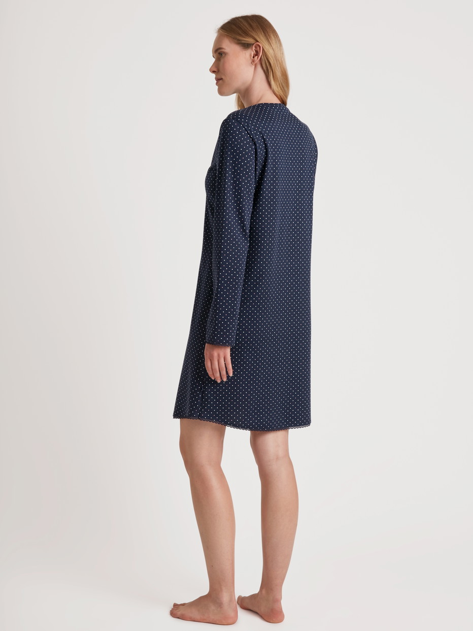 Damen-Model trägt Bigshirt, Länge 95 cm aus 100% Baumwolle in Blau, Motiv aus Serie Midnight Dreams von CALIDA, Rückansicht