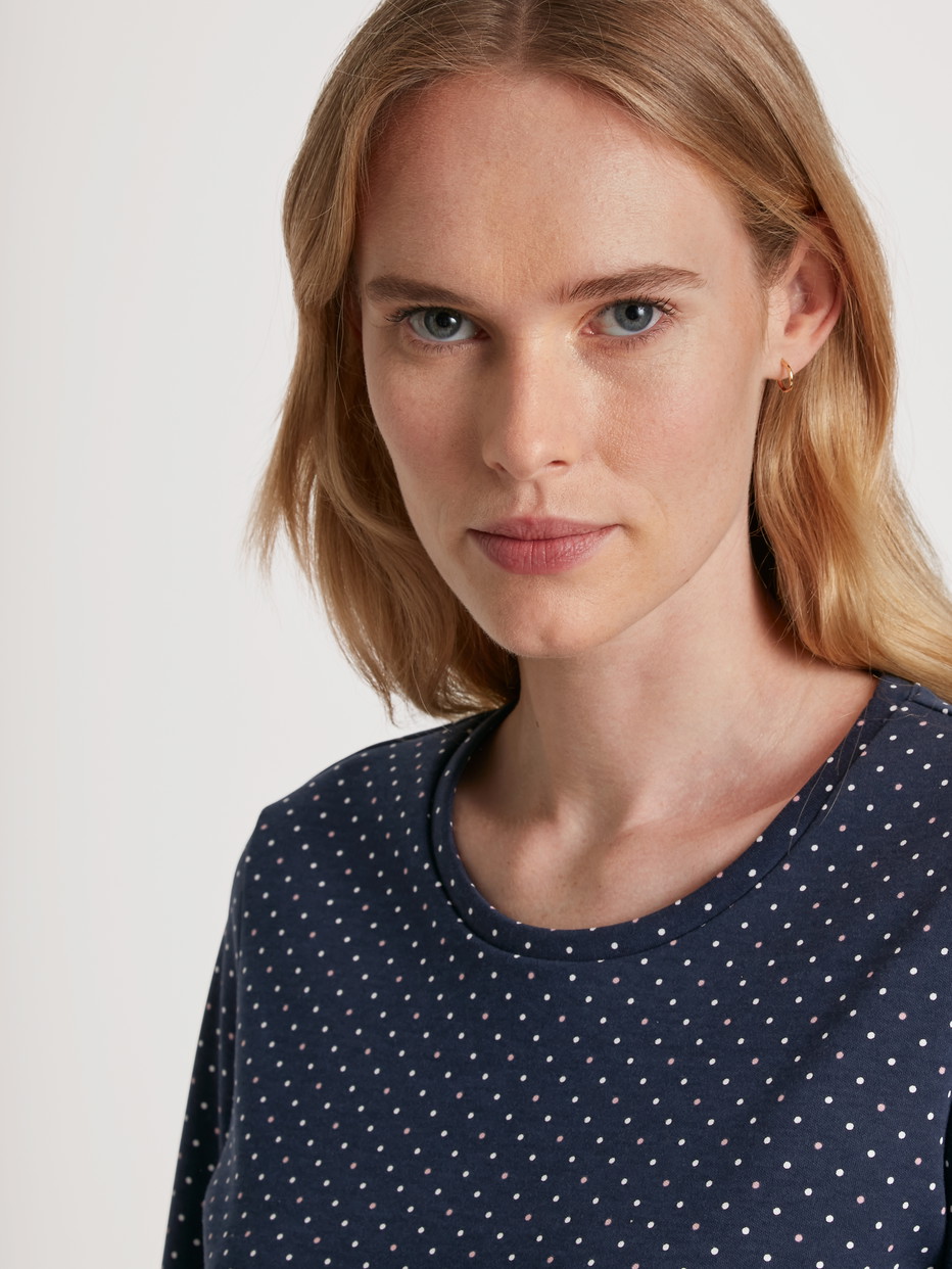 Damen-Model trägt Bigshirt, Länge 95 cm aus 100% Baumwolle in Blau, Motiv aus Serie Midnight Dreams von CALIDA, Detail