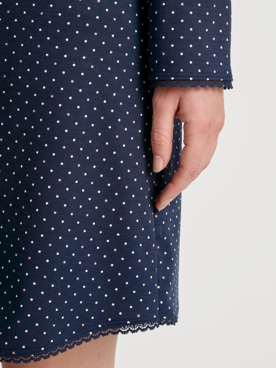 Damen-Model trägt Bigshirt, Länge 95 cm aus 100% Baumwolle in Blau, Motiv aus Serie Midnight Dreams von CALIDA, Detail