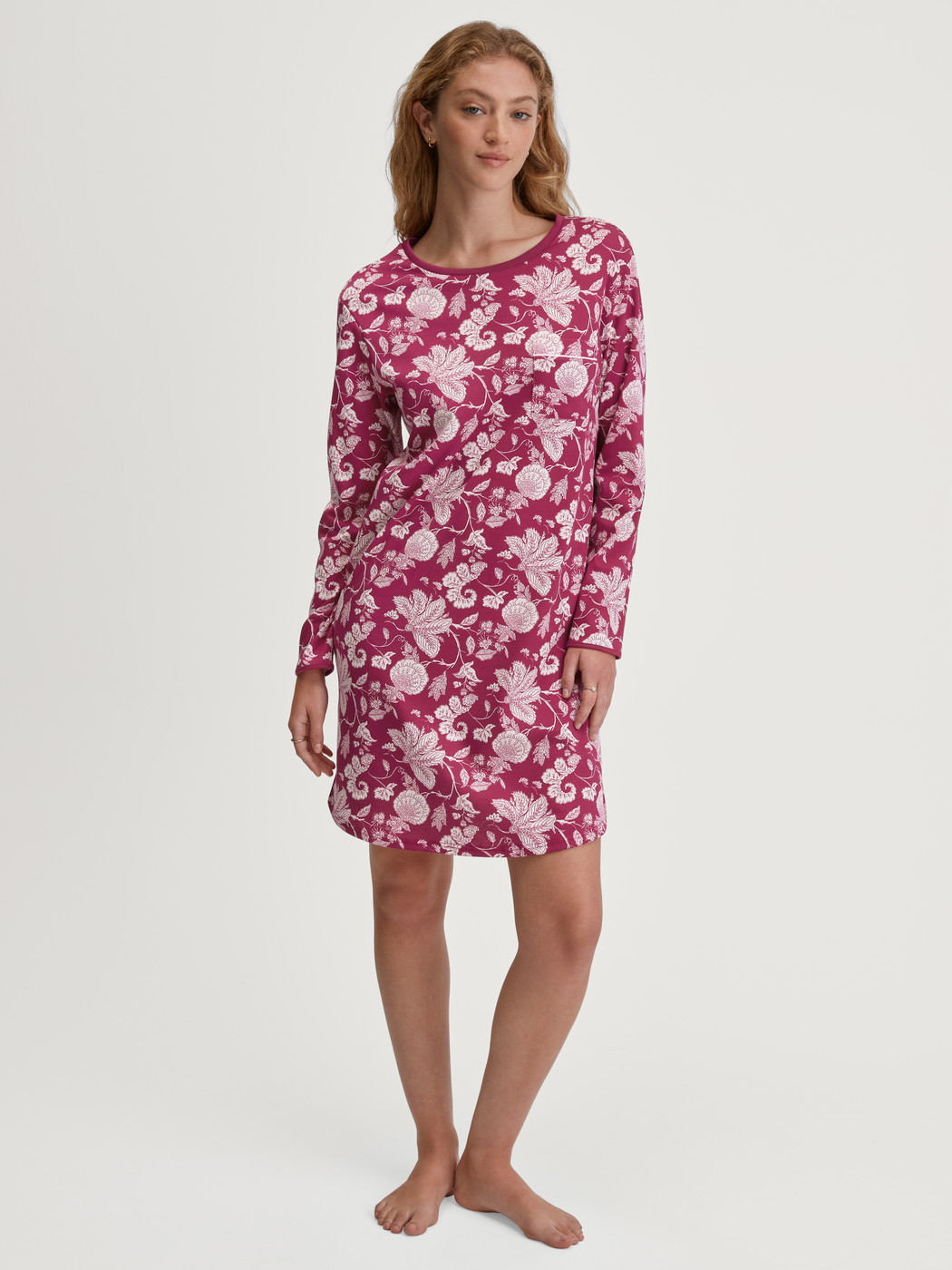 La modella / Il modello Donna indossa Camicia da notte a maniche lunghe – Lunghezza 95 cm in 100% cotone di colore Viola, Floreale, della serie Sweet Dreams di CALIDA, Vista frontale