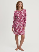 La modella / Il modello Donna indossa Camicia da notte a maniche lunghe – Lunghezza 95 cm in 100% cotone di colore Viola, Floreale, della serie Sweet Dreams di CALIDA, Vista frontale