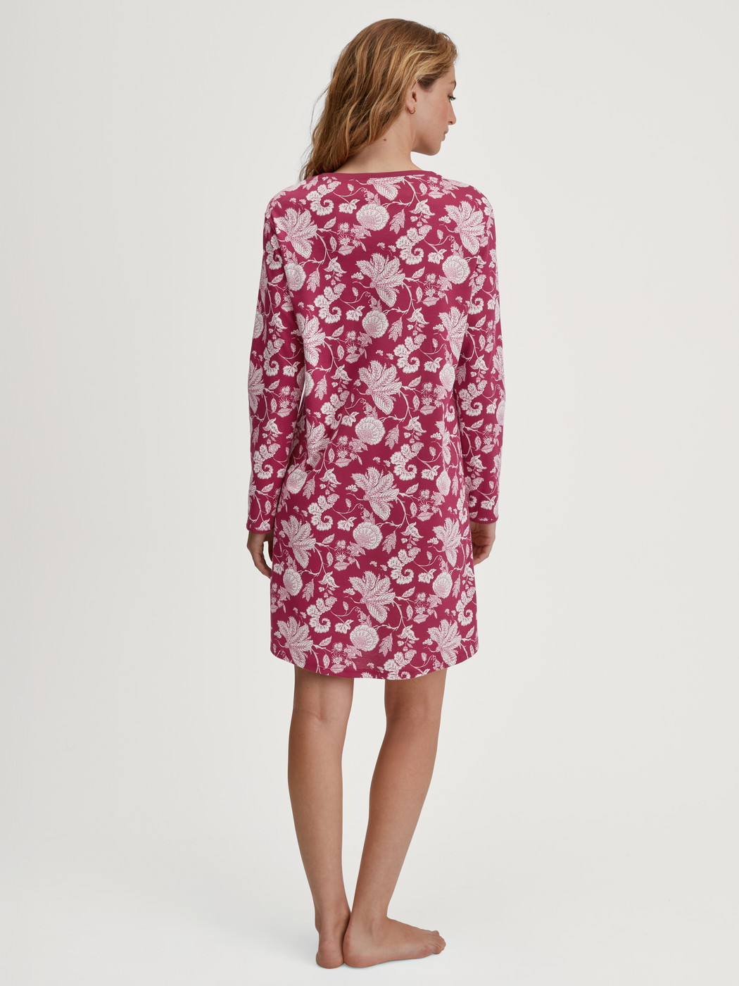 La modella / Il modello Donna indossa Camicia da notte a maniche lunghe – Lunghezza 95 cm in 100% cotone di colore Viola, Floreale, della serie Sweet Dreams di CALIDA, Vista posteriore