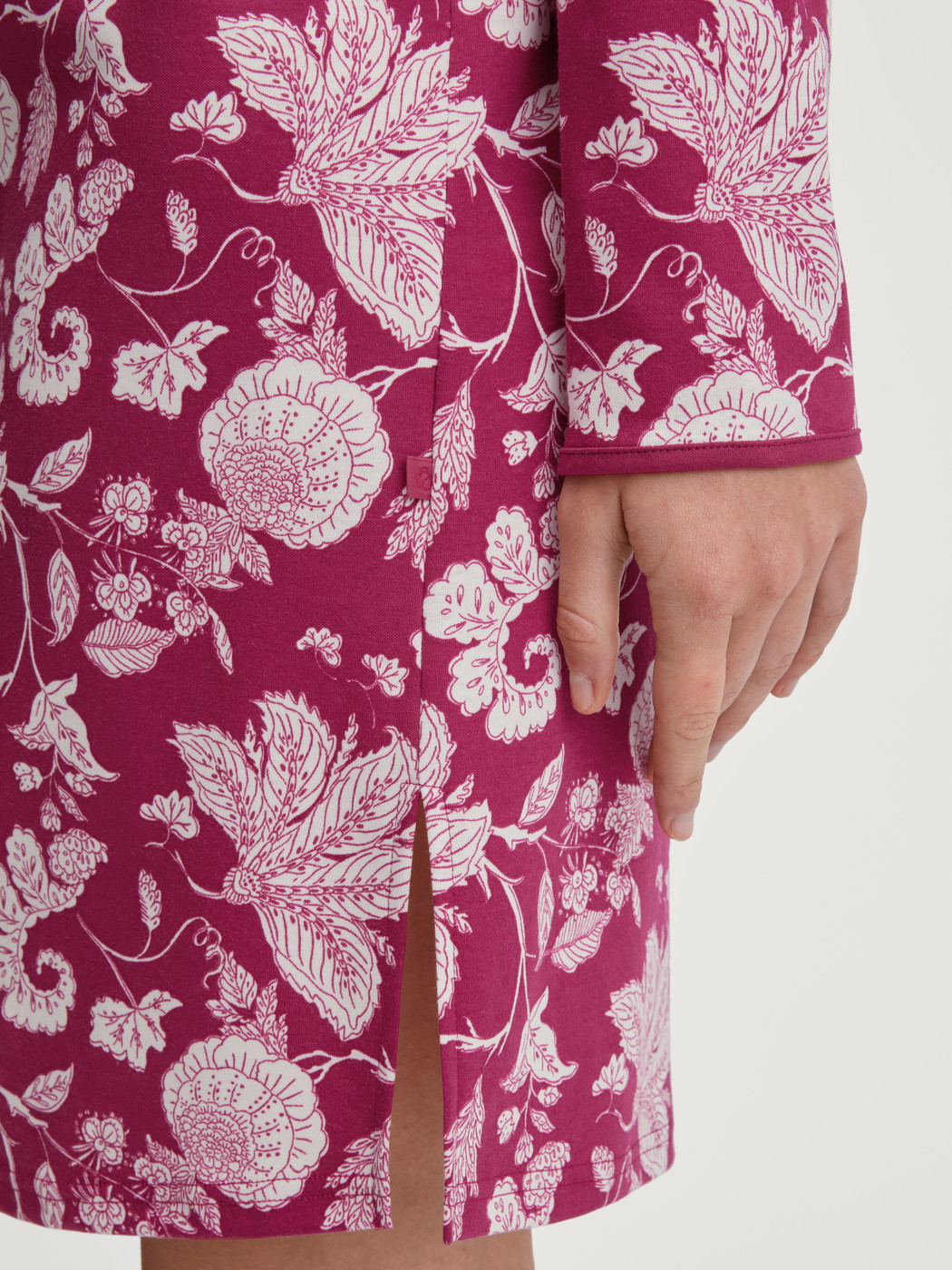 La modella / Il modello Donna indossa Camicia da notte a maniche lunghe – Lunghezza 95 cm in 100% cotone di colore Viola, Floreale, della serie Sweet Dreams di CALIDA, Dettaglio