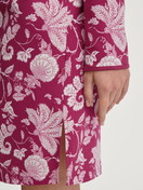 La modella / Il modello Donna indossa Camicia da notte a maniche lunghe – Lunghezza 95 cm in 100% cotone di colore Viola, Floreale, della serie Sweet Dreams di CALIDA, Dettaglio