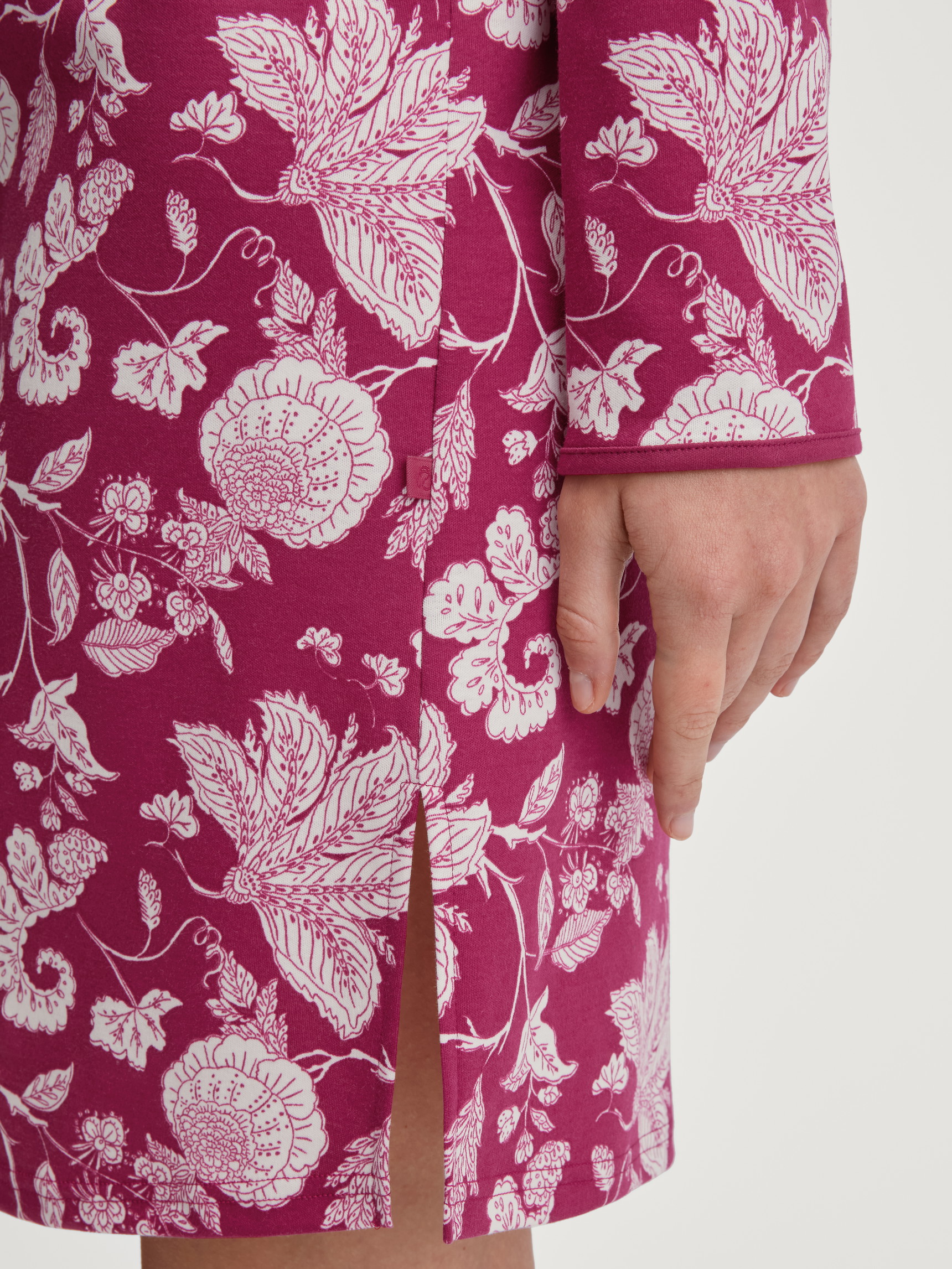La modella / Il modello Donna indossa Camicia da notte a maniche lunghe – Lunghezza 95 cm in 100% cotone di colore Viola, Floreale, della serie Sweet Dreams di CALIDA, Dettaglio