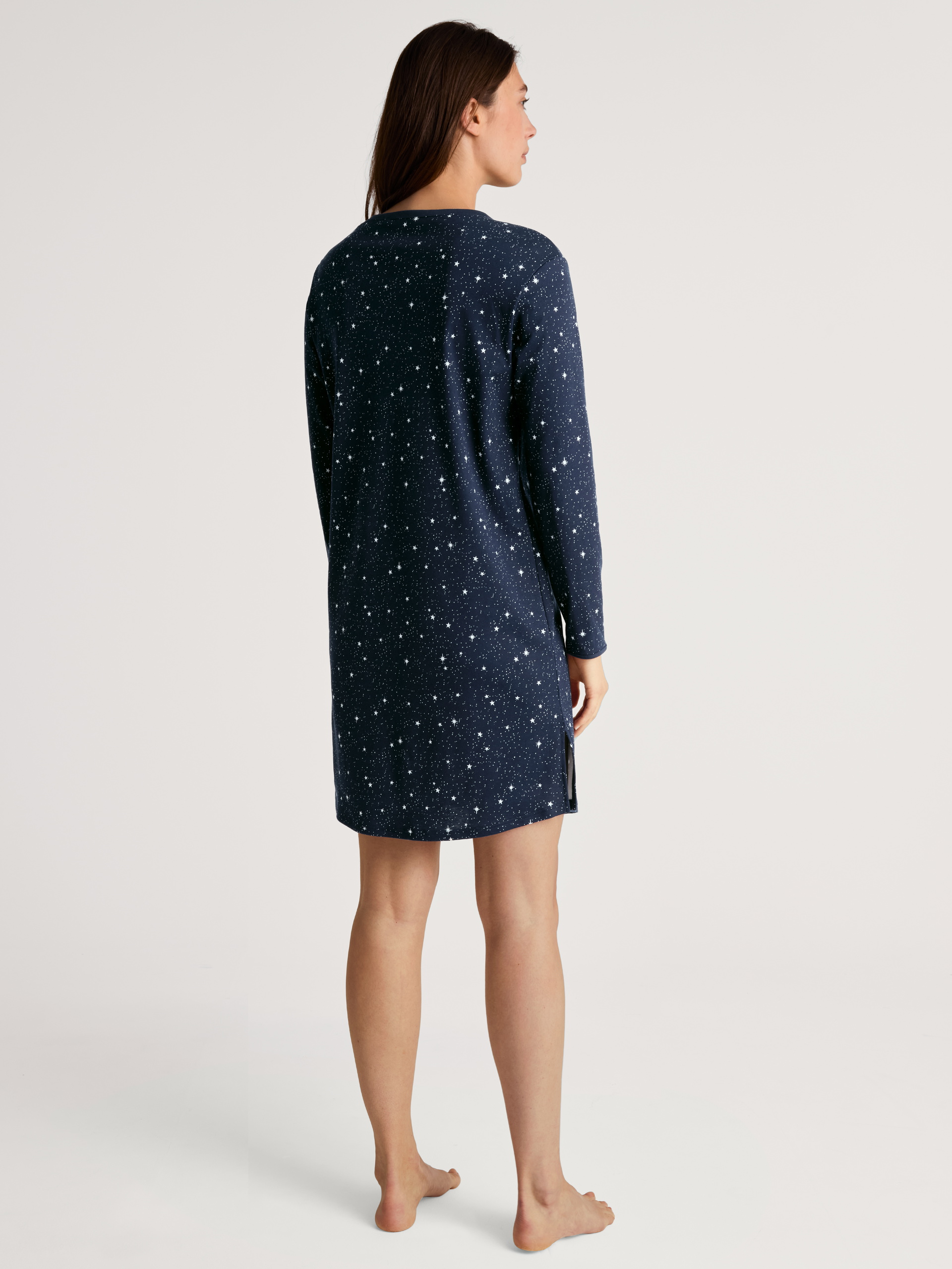 La modella / Il modello Donna indossa Camicia da notte a maniche lunghe – Lunghezza 95 cm in 100% cotone di colore Blu, Motivo, della serie Sweet Dreams di CALIDA, Vista posteriore