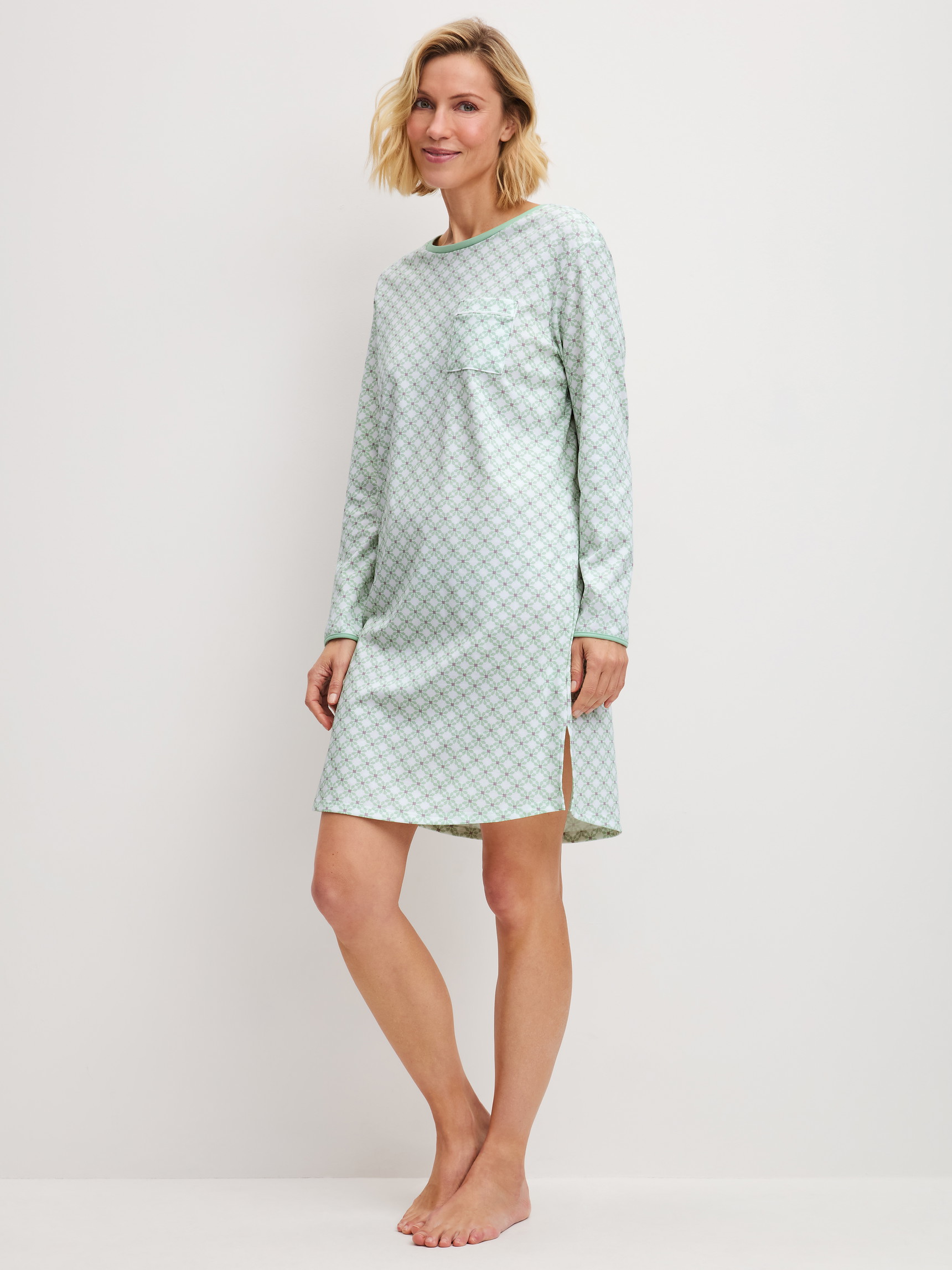 Le mannequin Femme porte le/la Chemise de nuit manches longues – Longueur 95 cm en 100% coton de couleur Turquoise, À motifs, de la série Sweet Dreams de CALIDA, Vue de face