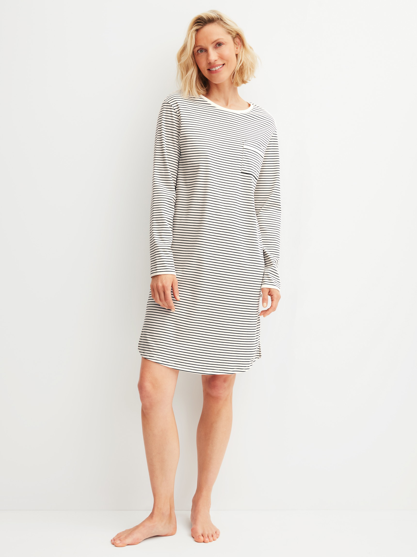 Le mannequin Femme porte le/la Chemise de nuit manches longues – Longueur 95 cm en 100% coton de couleur Beige, Rayée, de la série Sweet Dreams de CALIDA, Vue de face