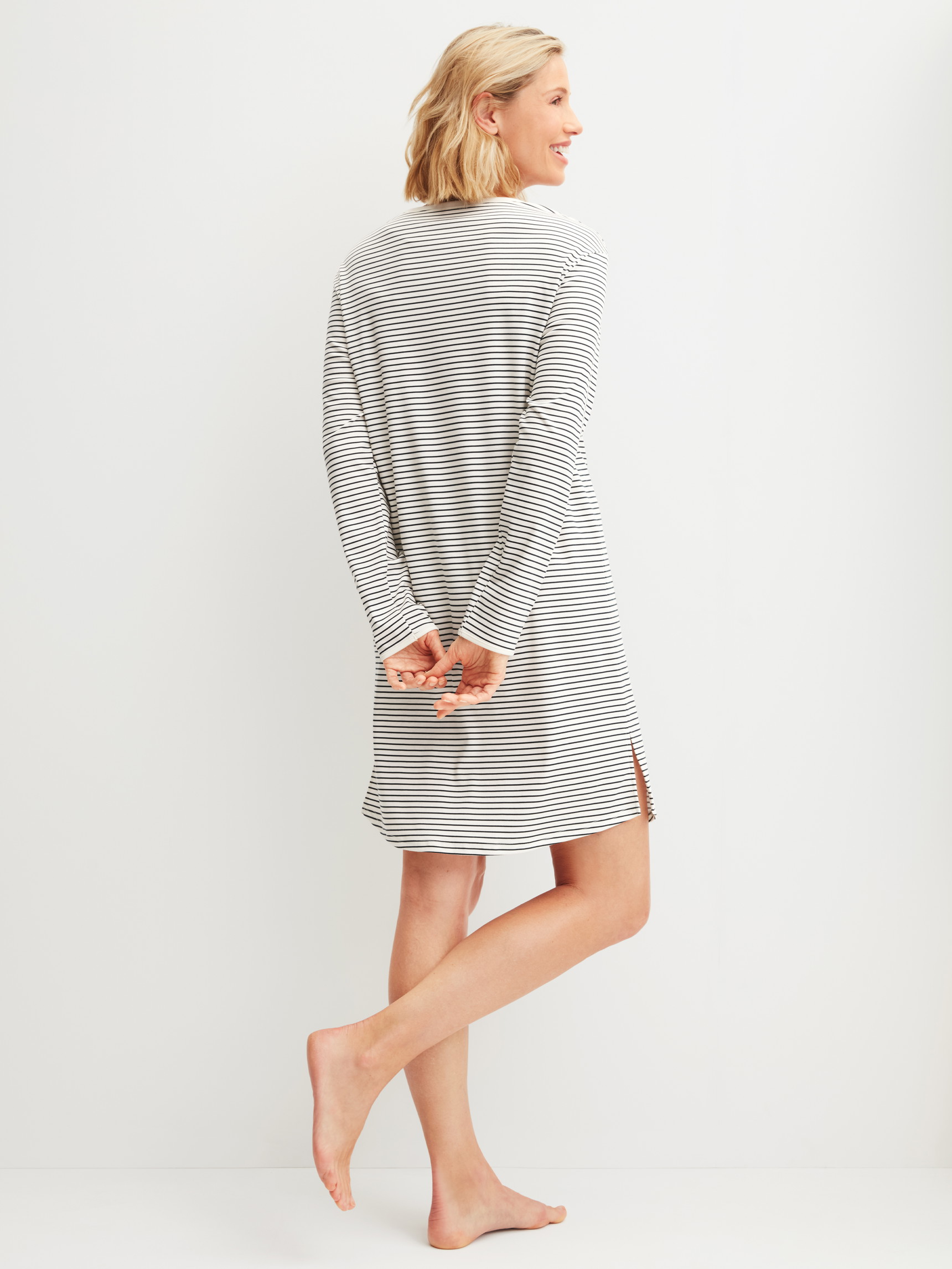 Le mannequin Femme porte le/la Chemise de nuit manches longues – Longueur 95 cm en 100% coton de couleur Beige, Rayée, de la série Sweet Dreams de CALIDA, Vue arrière