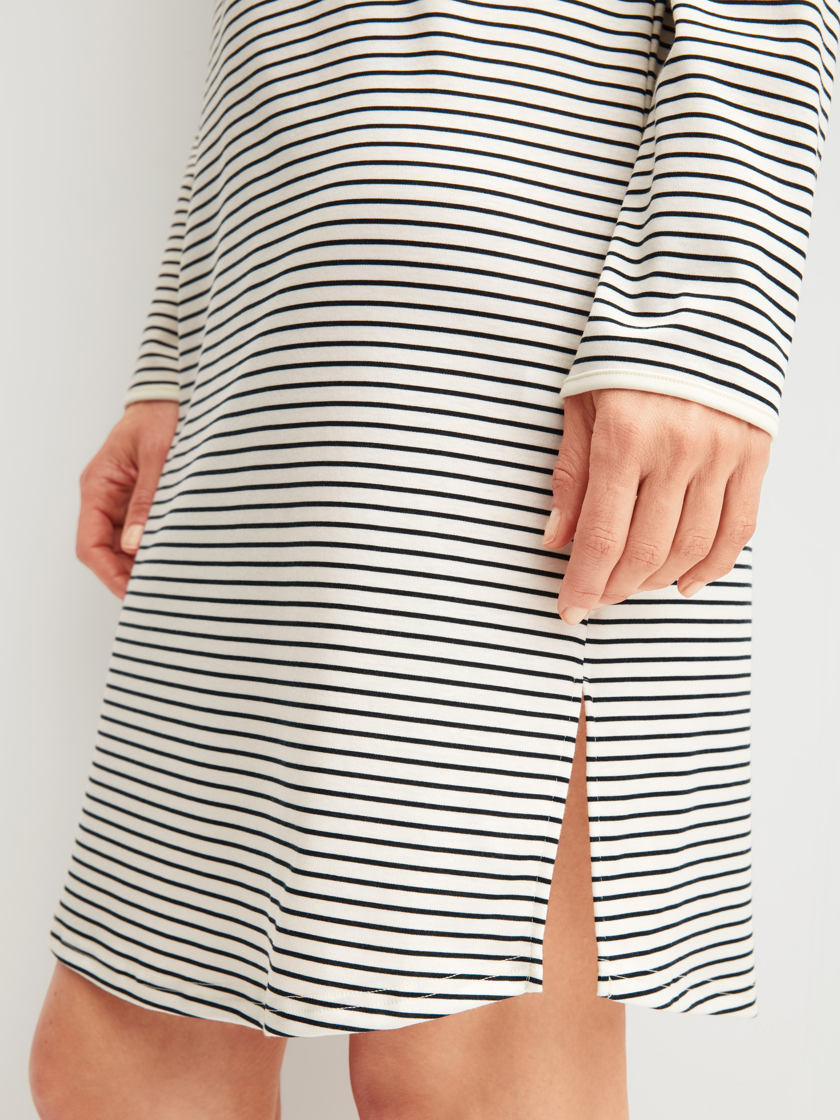Le mannequin Femme porte le/la Chemise de nuit manches longues – Longueur 95 cm en 100% coton de couleur Beige, Rayée, de la série Sweet Dreams de CALIDA, Détail