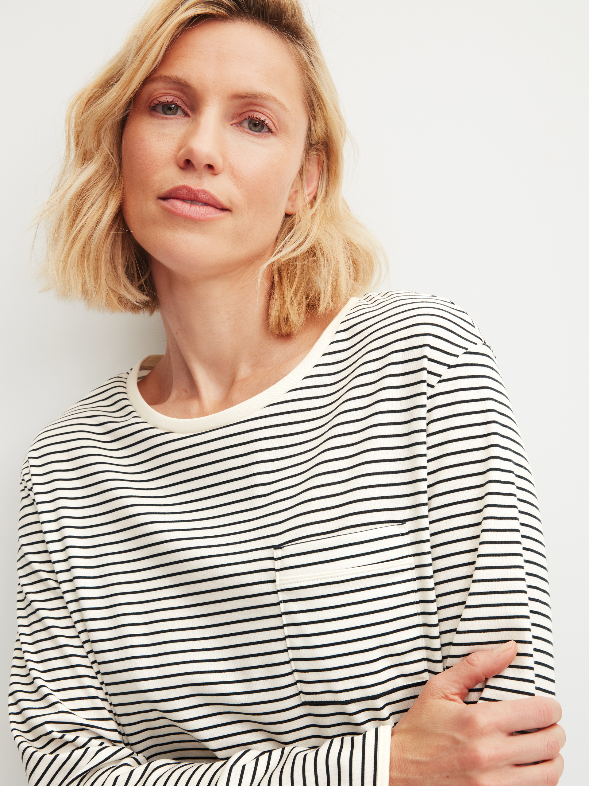 La modella / Il modello Donna indossa Camicia da notte a maniche lunghe – Lunghezza 95 cm in 100% cotone di colore Beige, A righe, della serie Sweet Dreams di CALIDA, Dettaglio