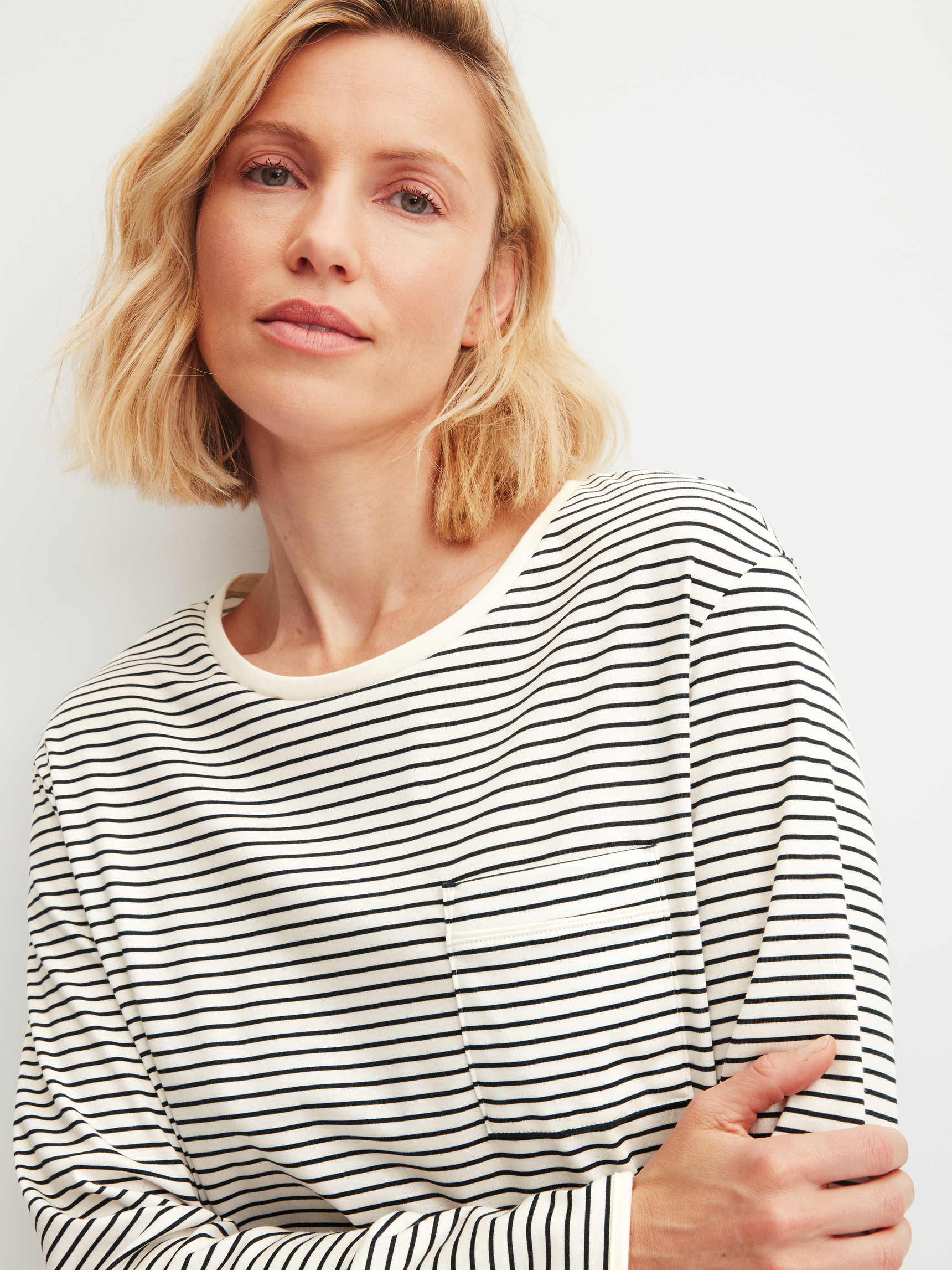 Le mannequin Femme porte le/la Chemise de nuit manches longues – Longueur 95 cm en 100% coton de couleur Beige, Rayée, de la série Sweet Dreams de CALIDA, Détail