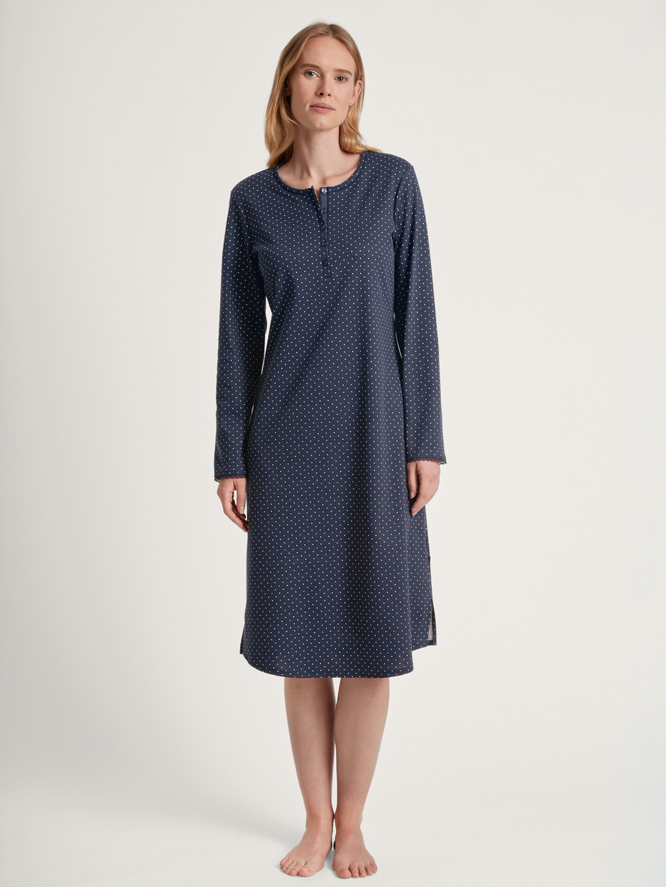 Damen-Model trägt Nightdress, 110 cm aus 100% Baumwolle in Blau, Motiv aus Serie Midnight Dreams von CALIDA, Vorderansicht