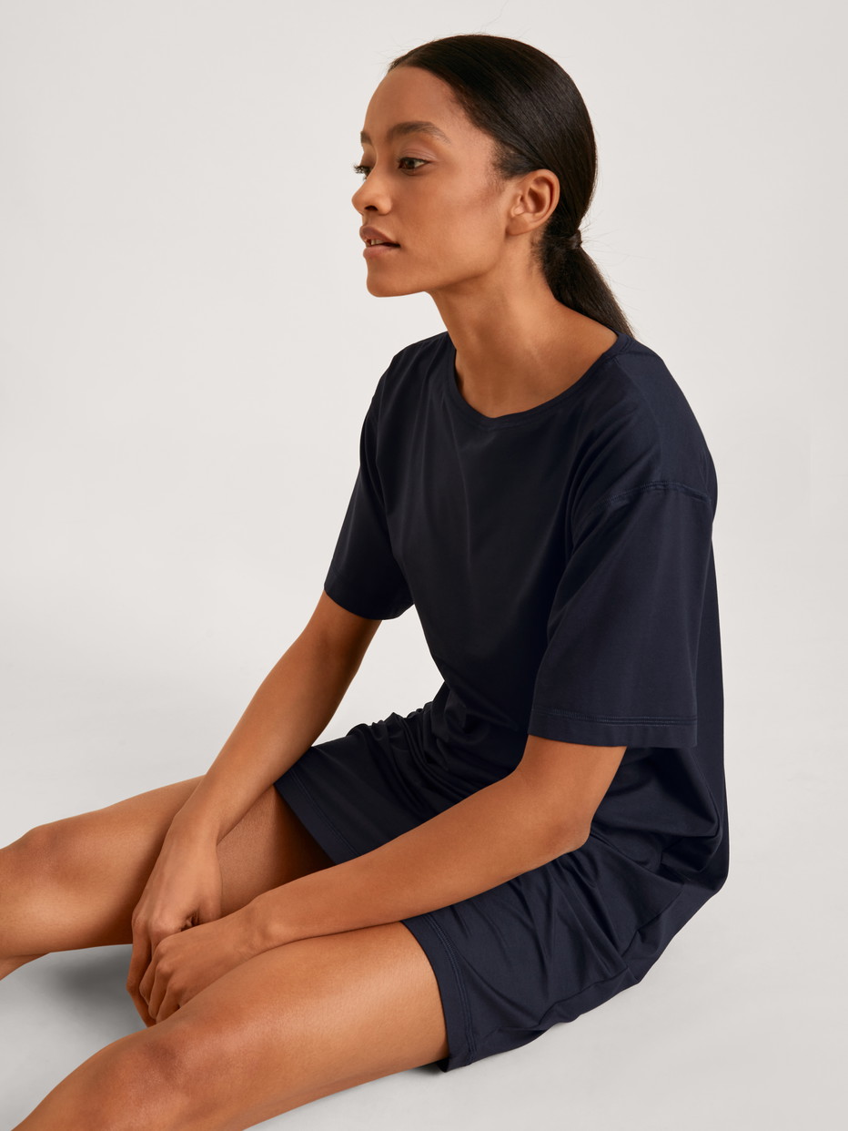 La modella / Il modello Donna indossa Camicia  notte in Modal di colore Blu, Tinta unita, della serie DSW Balancing di CALIDA, Vista frontale