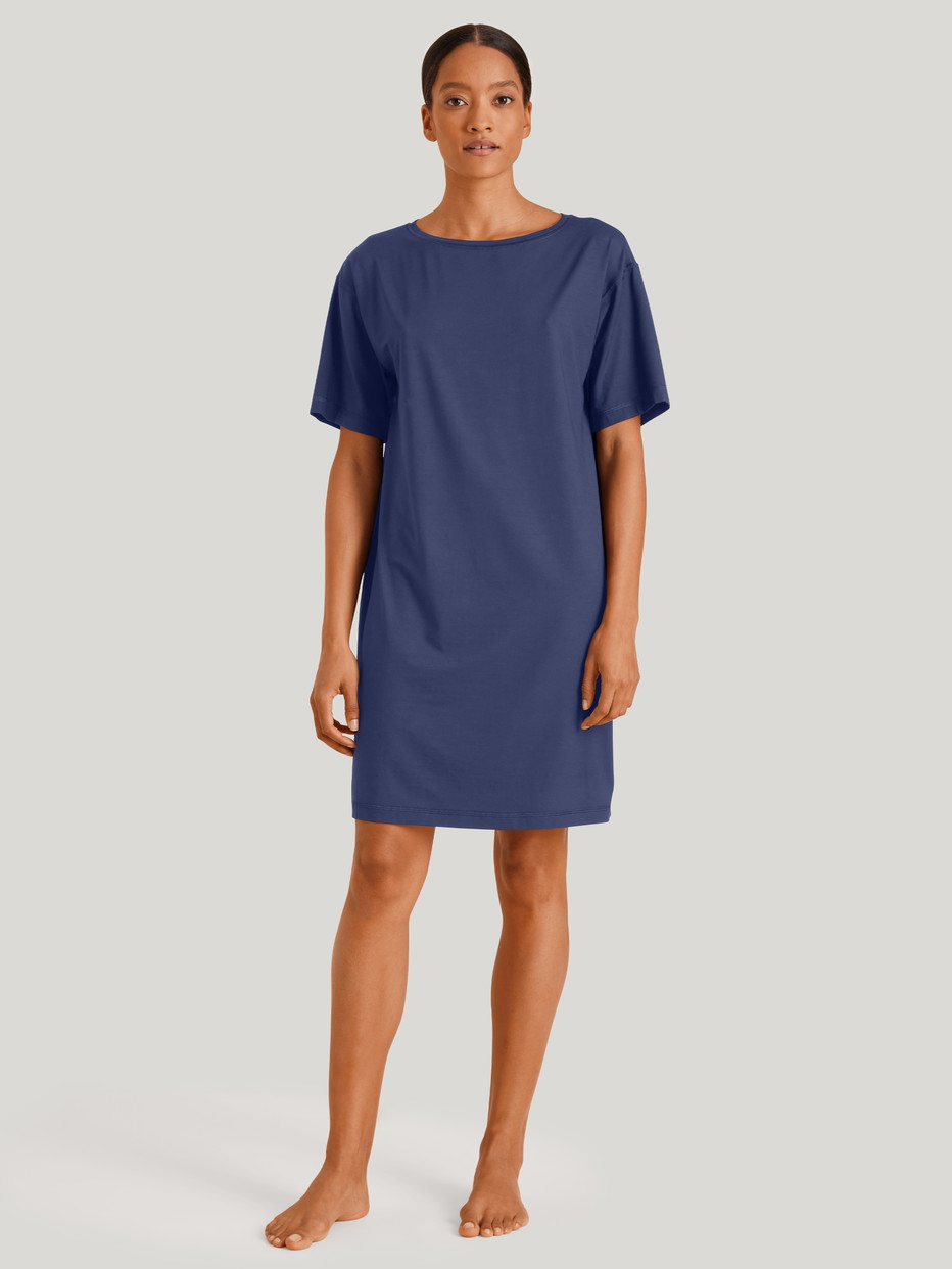 La modella / Il modello Donna indossa Camicia  notte in Modal di colore Blu, Tinta unita, della serie DSW Balancing di CALIDA, Vista frontale