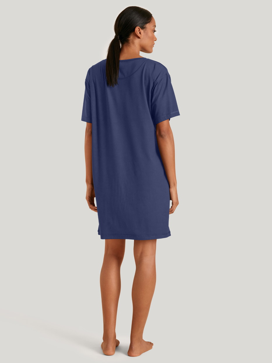 La modella / Il modello Donna indossa Camicia  notte in Modal di colore Blu, Tinta unita, della serie DSW Balancing di CALIDA, Vista posteriore