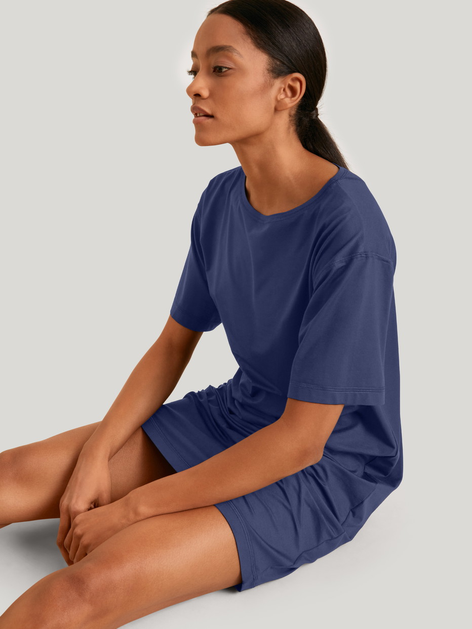 La modella / Il modello Donna indossa Camicia  notte in Modal di colore Blu, Tinta unita, della serie DSW Balancing di CALIDA, Immagine aggiuntiva