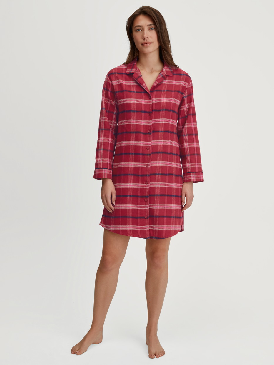 Damen-Model trägt Flanell-Nachthemd, Länge 95 cm aus 100% Baumwolle in Rot, Kariert aus Serie Holiday Dreams von CALIDA, Vorderansicht