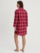 Damen-Model trägt Flanell-Nachthemd, Länge 95 cm aus 100% Baumwolle in Rot, Kariert aus Serie Holiday Dreams von CALIDA, Rückansicht