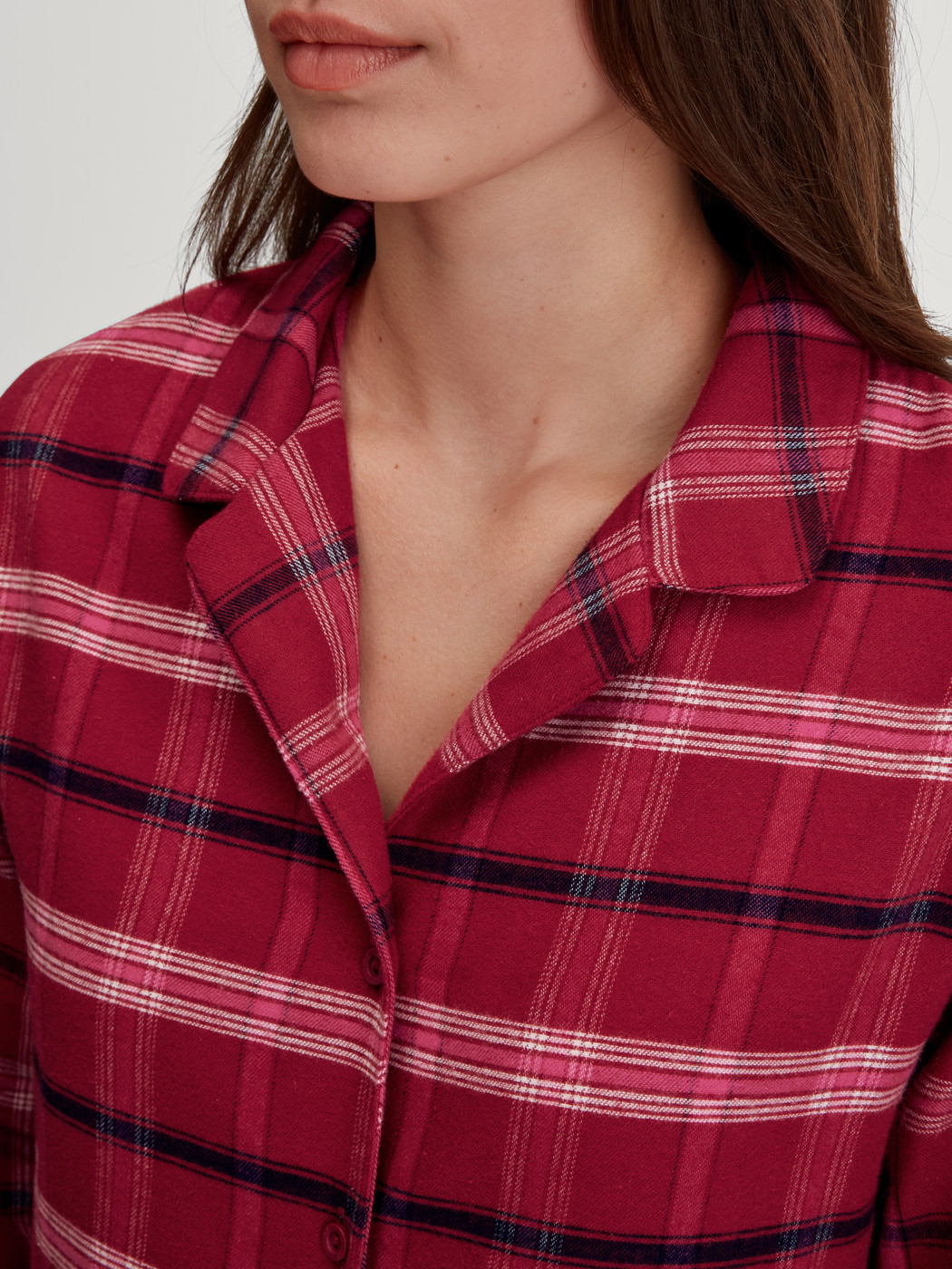 Damen-Model trägt Flanell-Nachthemd, Länge 95 cm aus 100% Baumwolle in Rot, Kariert aus Serie Holiday Dreams von CALIDA, Detail