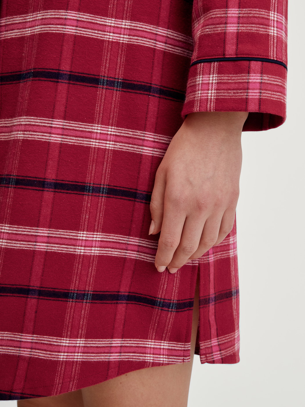 Damen-Model trägt Flanell-Nachthemd, Länge 95 cm aus 100% Baumwolle in Rot, Kariert aus Serie Holiday Dreams von CALIDA, Detail