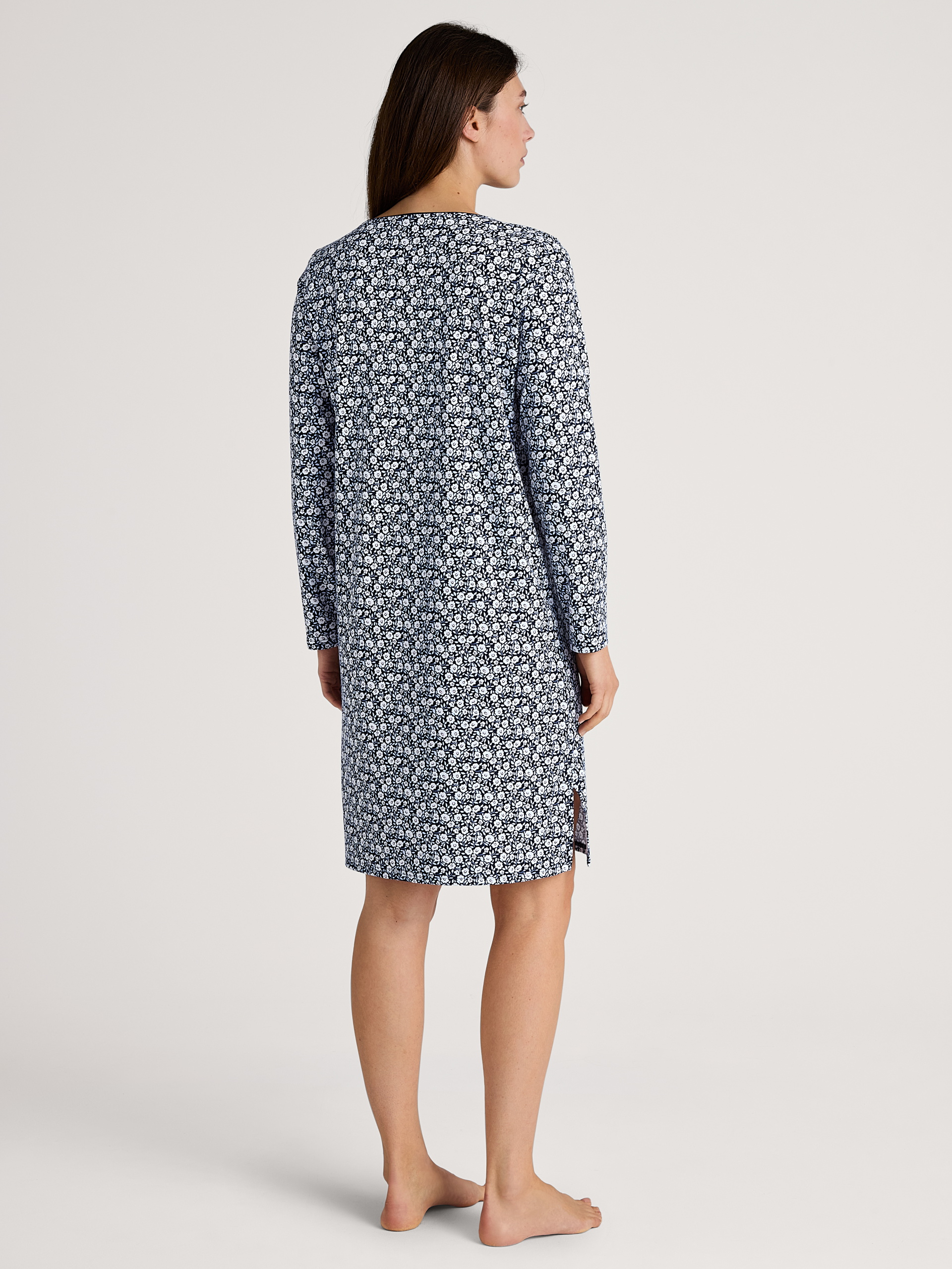 La modella / Il modello Donna indossa Camicia da notte a maniche lunghe – Lunghezza 100 cm in 100% cotone di colore Blu, Floreale, della serie Favourites Sleep di CALIDA, Vista posteriore