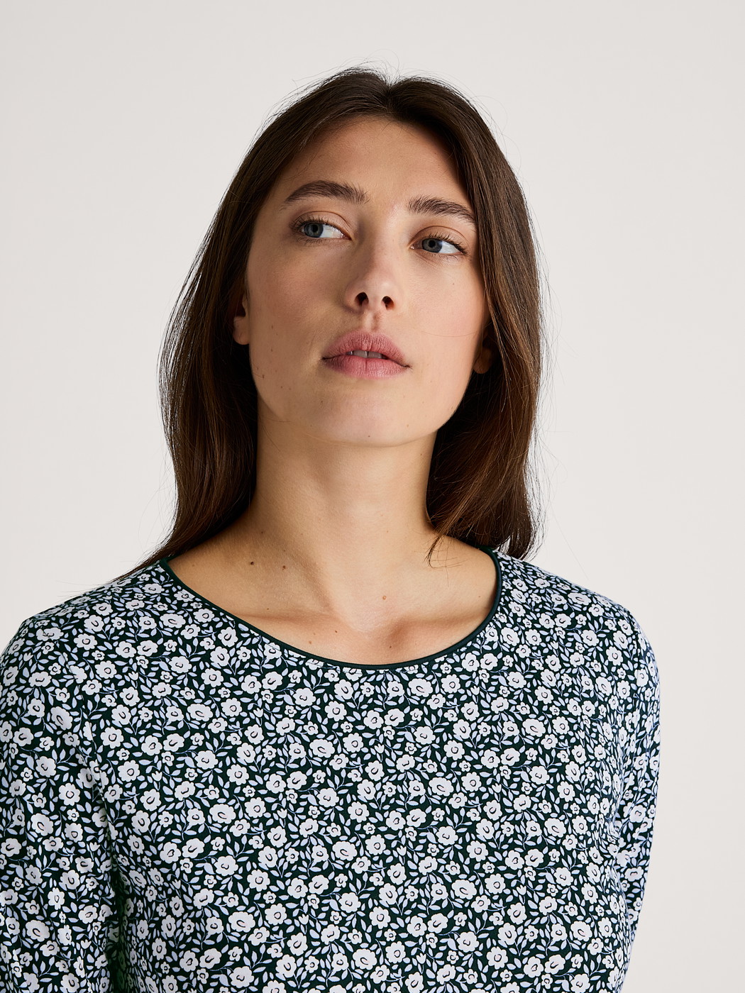 Le mannequin Femme porte le/la Chemise de nuit manches longues – Longueur 100 cm en 100% coton de couleur Bleu, Floral, de la série Favourites Sleep de CALIDA, Détail