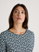 Le mannequin Femme porte le/la Chemise de nuit manches longues – Longueur 100 cm en 100% coton de couleur Bleu, Floral, de la série Favourites Sleep de CALIDA, Détail