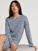 Le mannequin Femme porte le/la Chemise de nuit manches longues – Longueur 100 cm en 100% coton de couleur Bleu, Floral, de la série Favourites Sleep de CALIDA, Image supplémentaire