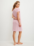 La modella / Il modello Donna indossa Sleepshirt in Lyocell di colore Rosa, Tinta unita, della serie DSW Cooling di CALIDA, Vista posteriore