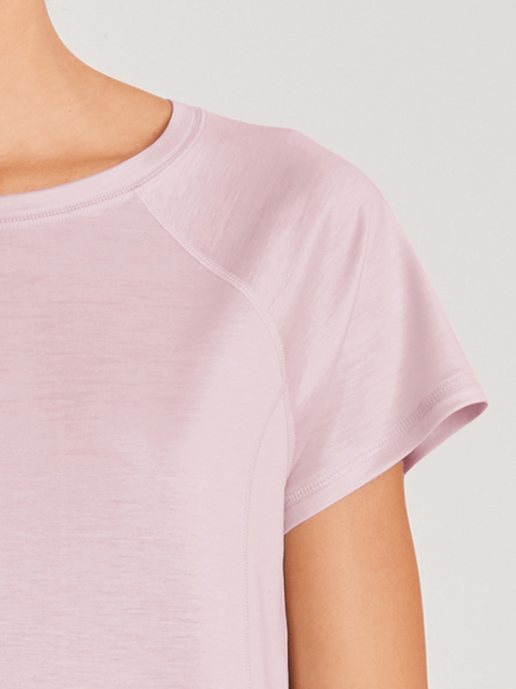 La modella / Il modello Donna indossa Sleepshirt in Lyocell di colore Rosa, Tinta unita, della serie DSW Cooling di CALIDA, Dettaglio