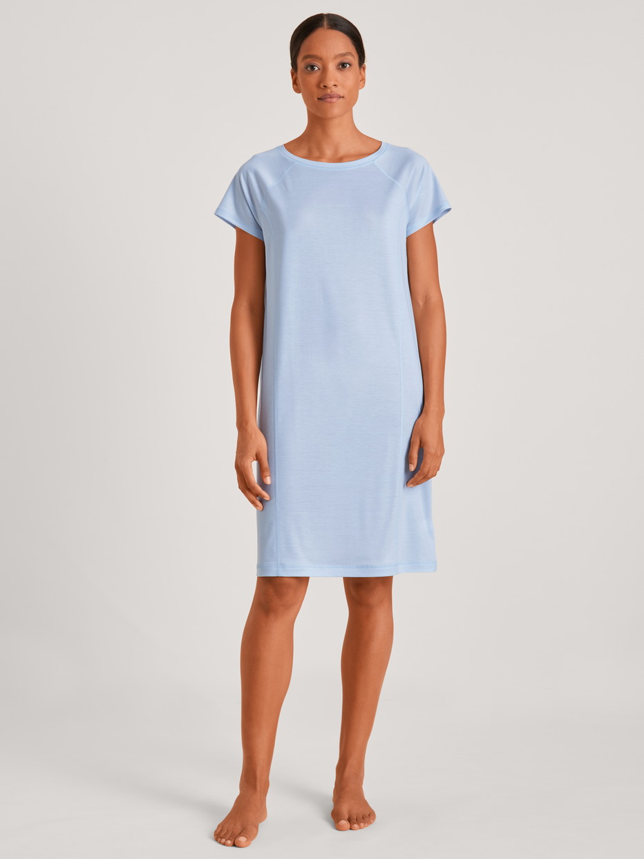 La modella / Il modello Donna indossa Sleepshirt in Lyocell di colore Blu, Tinta unita, della serie DSW Cooling di CALIDA, Vista frontale