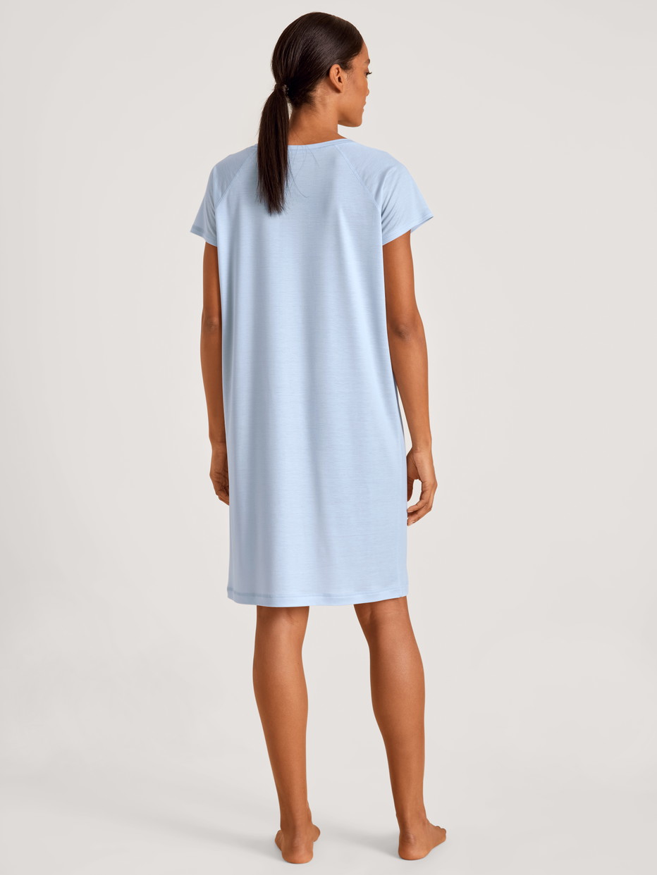 La modella / Il modello Donna indossa Sleepshirt in Lyocell di colore Blu, Tinta unita, della serie DSW Cooling di CALIDA, Vista posteriore