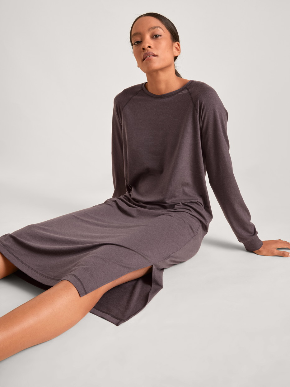 La modella / Il modello Donna indossa Camicia  notte in Lyocell di colore Viola, Tinta unita, della serie DSW Warming di CALIDA, Immagine aggiuntiva