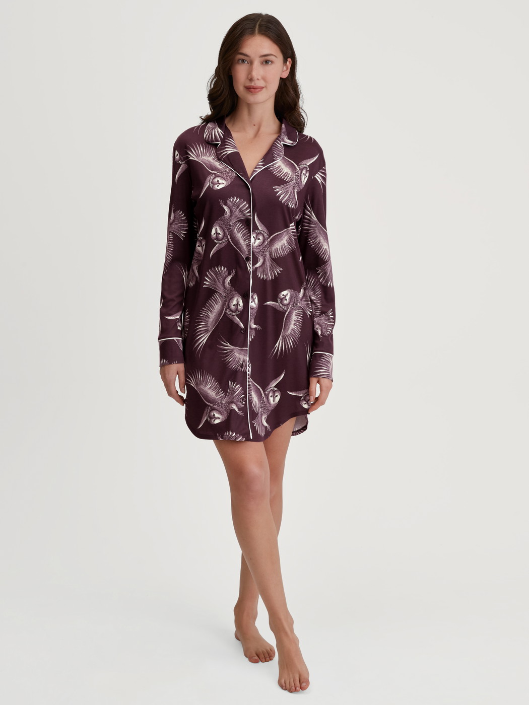 Damen-Model trägt Langarm-Nachthemd aus TENCEL™ Modal und Seide aus Modal in Rot, Floral aus Serie Moonlight Dreams von CALIDA, Vorderansicht