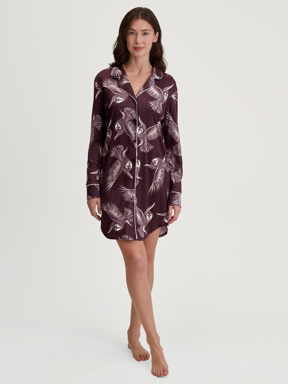 Damen-Model trägt Langarm-Nachthemd aus TENCEL™ Modal und Seide aus Modal in Rot, Floral aus Serie Moonlight Dreams von CALIDA, Vorderansicht