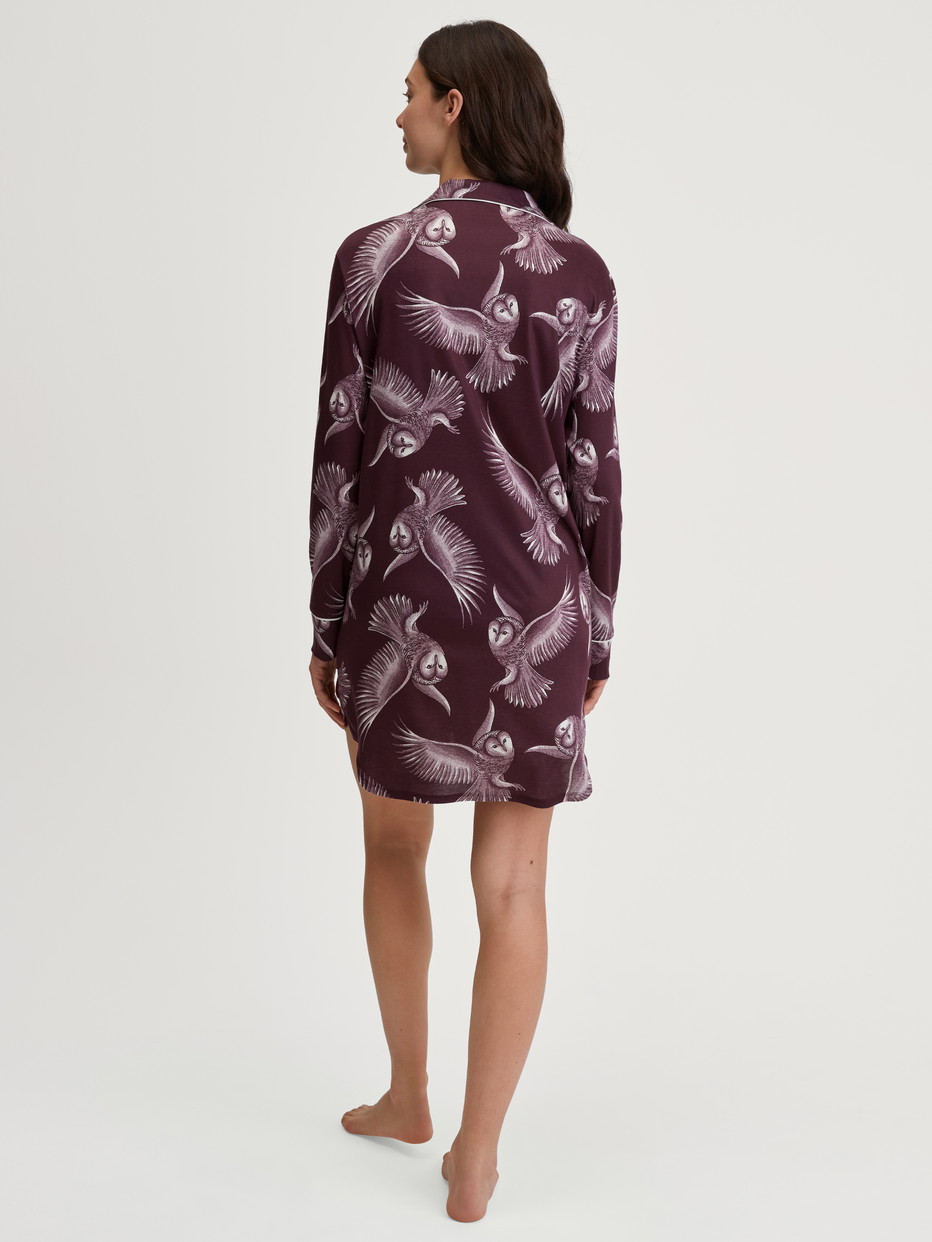 Damen-Model trägt Langarm-Nachthemd aus TENCEL™ Modal und Seide aus Modal in Rot, Floral aus Serie Moonlight Dreams von CALIDA, Rückansicht