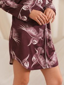 Damen-Model trägt Langarm-Nachthemd aus TENCEL™ Modal und Seide aus Modal in Rot, Floral aus Serie Moonlight Dreams von CALIDA, Zusatzbild
