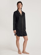Damen-Model trägt Langarm-Nachthemd aus TENCEL™ Modal und Seide aus Modal in Schwarz, Einfarbig aus Serie Moonlight Dreams von CALIDA, Vorderansicht