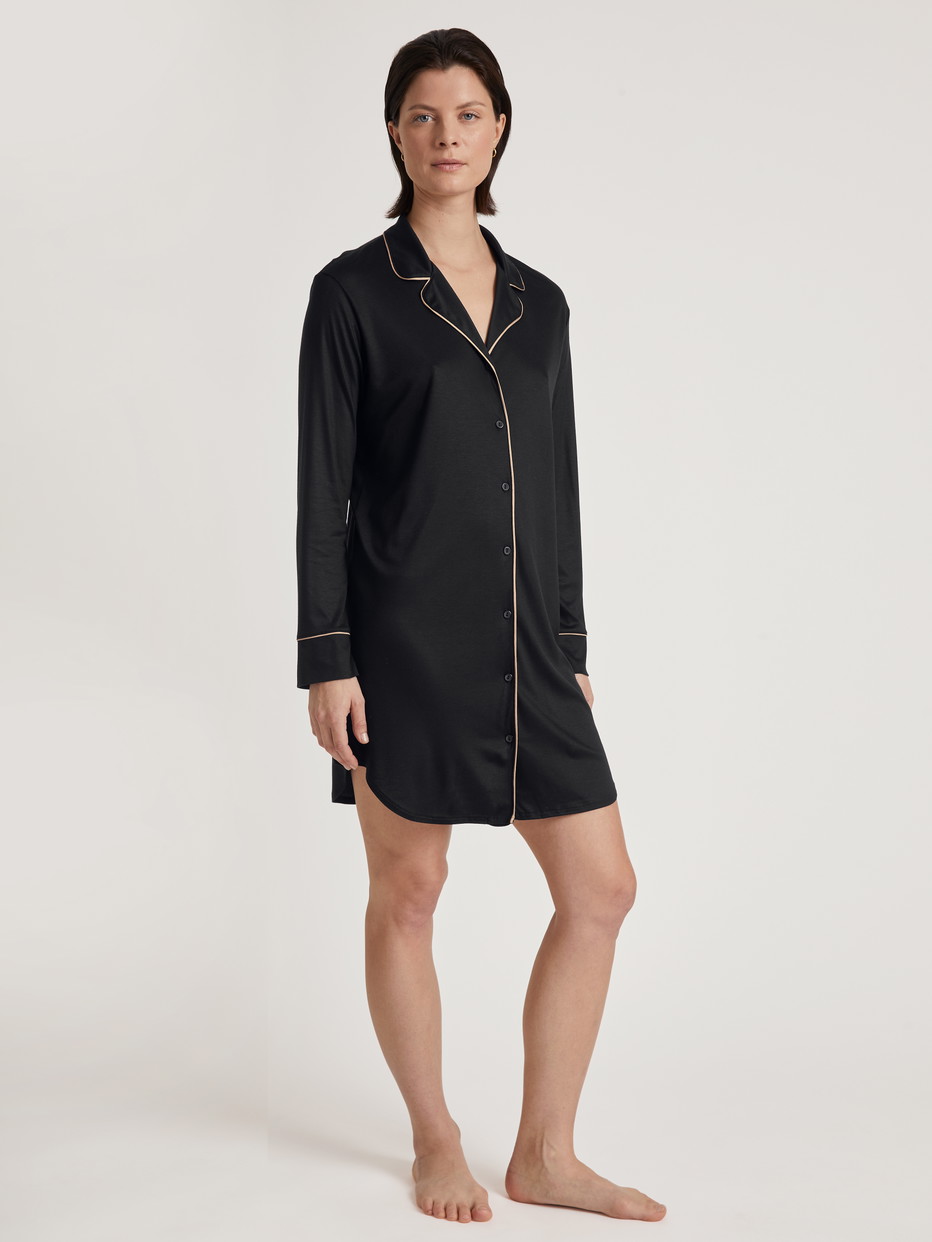 Damen-Model trägt Langarm-Nachthemd aus TENCEL™ Modal und Seide aus Modal in Schwarz, Einfarbig aus Serie Moonlight Dreams von CALIDA, Vorderansicht