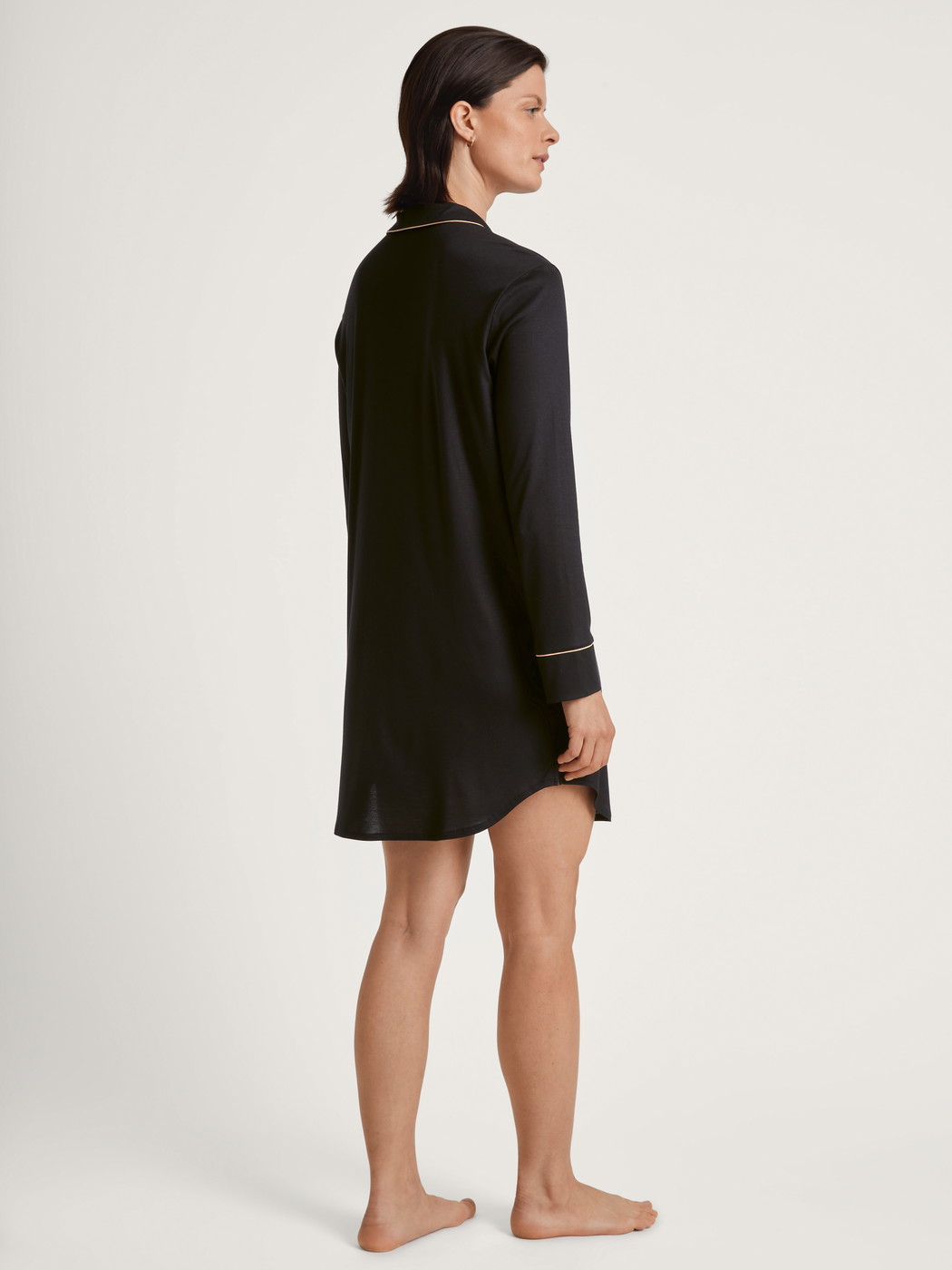 Damen-Model trägt Langarm-Nachthemd aus TENCEL™ Modal und Seide aus Modal in Schwarz, Einfarbig aus Serie Moonlight Dreams von CALIDA, Rückansicht