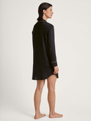 Damen-Model trägt Langarm-Nachthemd aus TENCEL™ Modal und Seide aus Modal in Schwarz, Einfarbig aus Serie Moonlight Dreams von CALIDA, Rückansicht