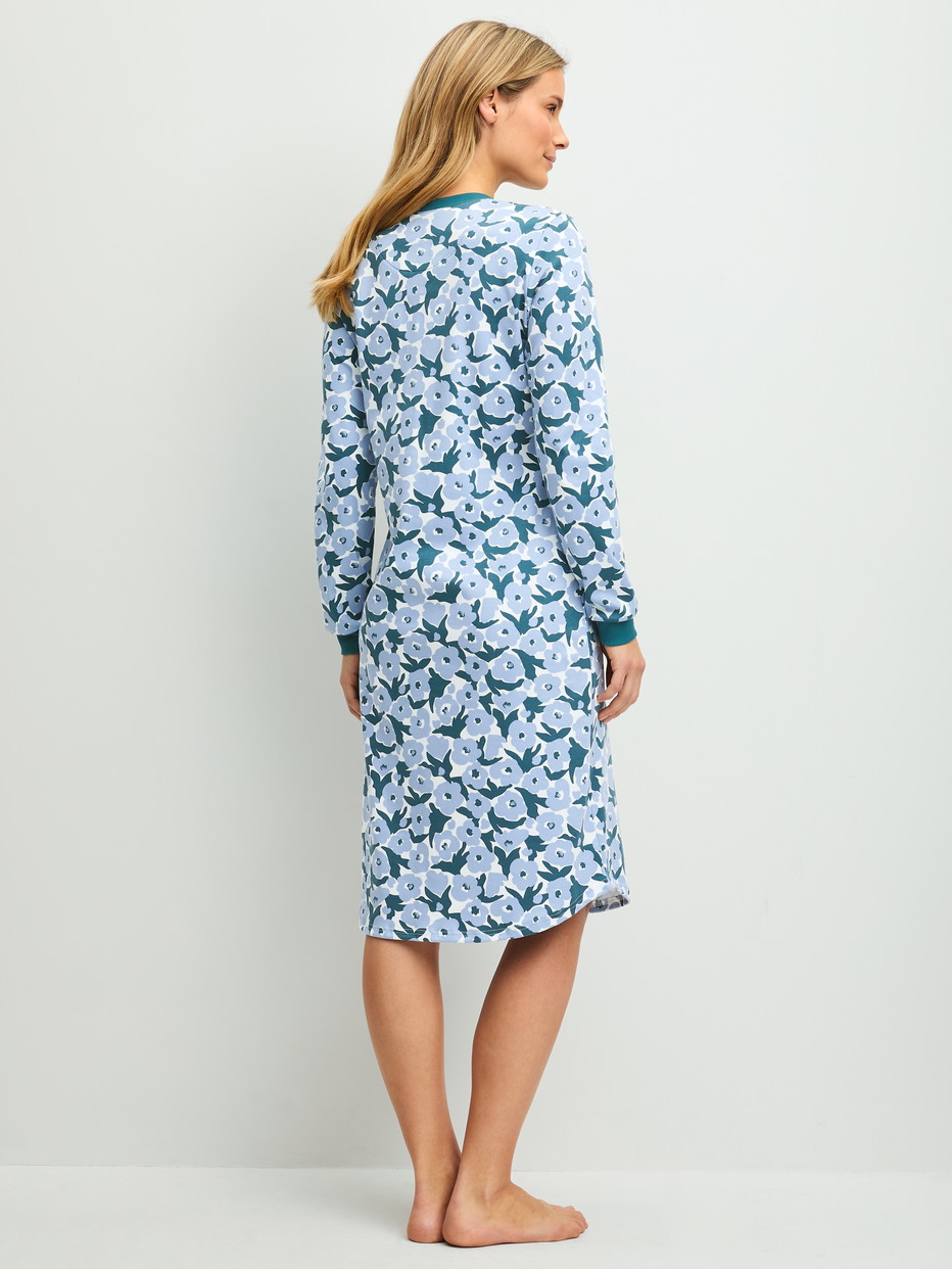Damen-Model trägt Langarm-Nachthemd, Länge 110 cm aus 100% Baumwolle in Türkis, Floral aus Serie Midnight Flowers von CALIDA, Rückansicht